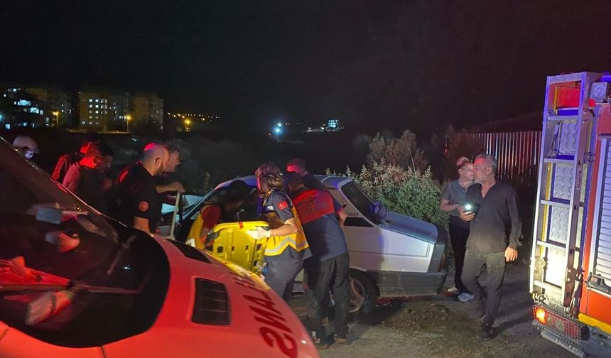 Osmaniye'de köprüdeki bariyere çarpan otomobilin sürücü ağır yaralandı