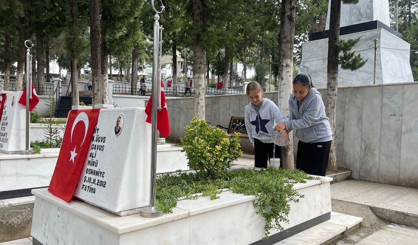 Osmaniye'de öğrenciler şehitliği ziyaret etti