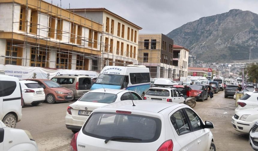 Antakya’da Yollar Kapandı, Trafik Çilesi Büyüdü!