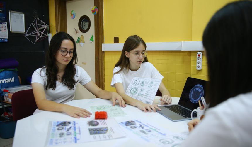 Uzay çöplerine böcekten ilham alarak çözüm geliştiren öğrenciler uluslararası başarı hedefliyor