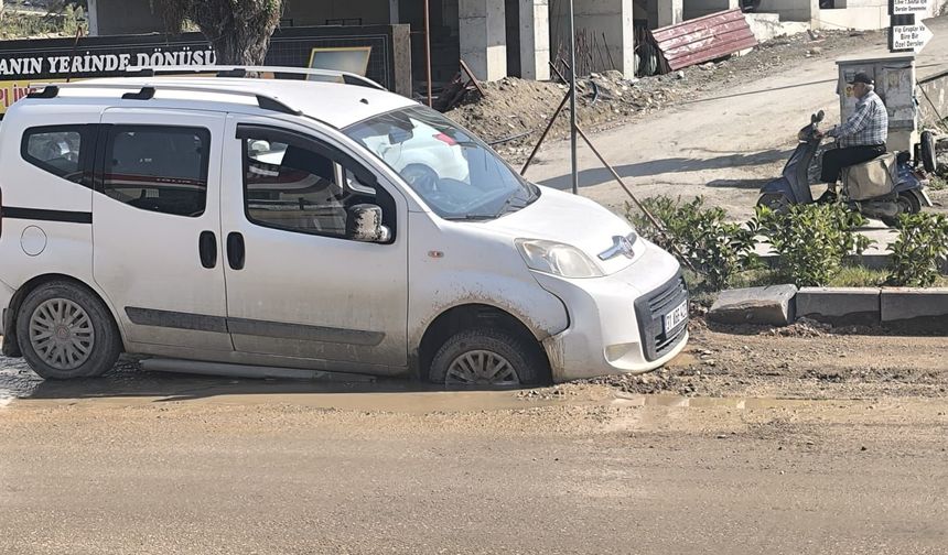 Hatay'da Yol Çilesi Bitmiyor! Defne'de Araç Çukura Saplandı