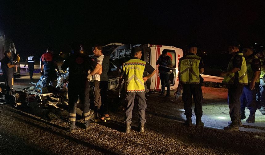 Ambulansla çarpışan otomobildeki 3 kişi öldü