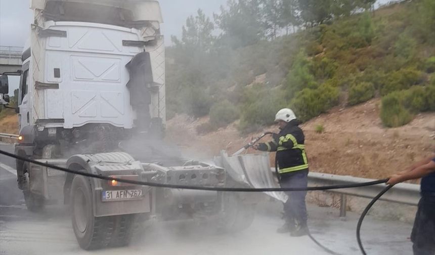 Seyir Halindeki Tırda Çıkan Yangın Söndürüldü